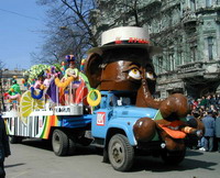 Карнавальное шествие 1 апреля в Одессе в честь Юморины